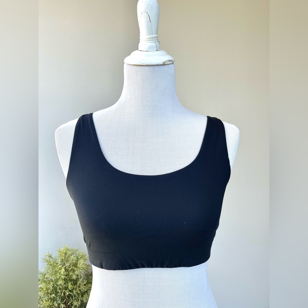 Everlane Cropped Scoop Neck Sports Bra – Size M (Runs Small) in Black